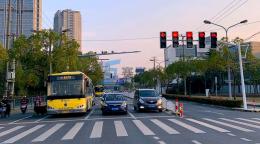 多地交通信号灯开启“暑假模式”，优化交通流提高通行效率